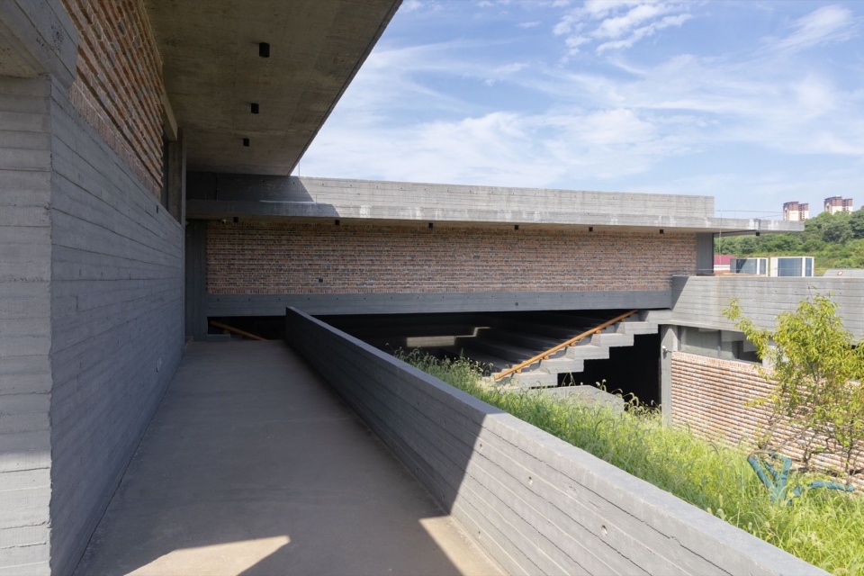 半室外过渡空间 / Semi-outdoor transition space