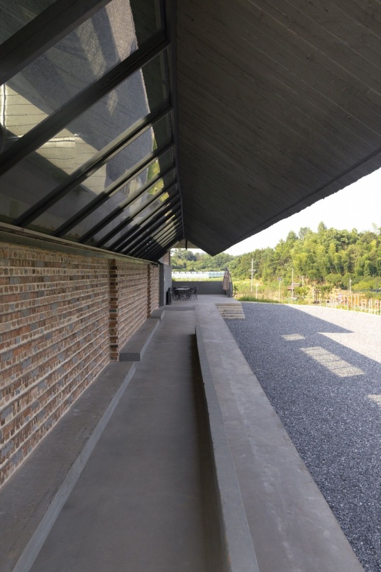 屋檐与展厅外廊 / Eaves and gallery corridor
