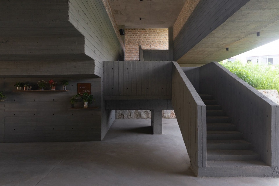 连接不同标高的楼梯 / Stairs connecting different levels