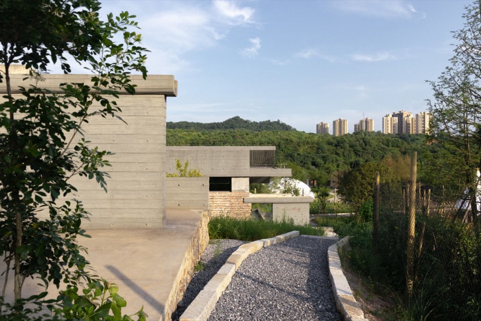 顺应地形的步道 / Path following the terrain