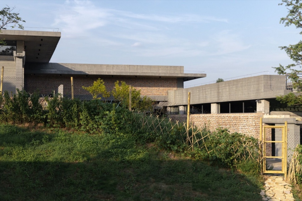 坡地中的建筑体量 / Building volumes on the hillside