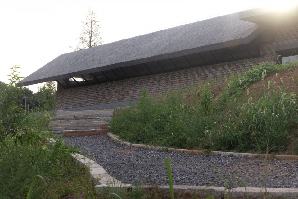 光照下的屋面与砖墙 / Roof and brick wall in the sunlight