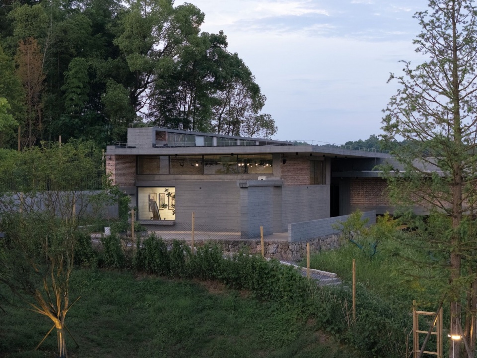 从园中望向美术馆 / View of the museum from the garden