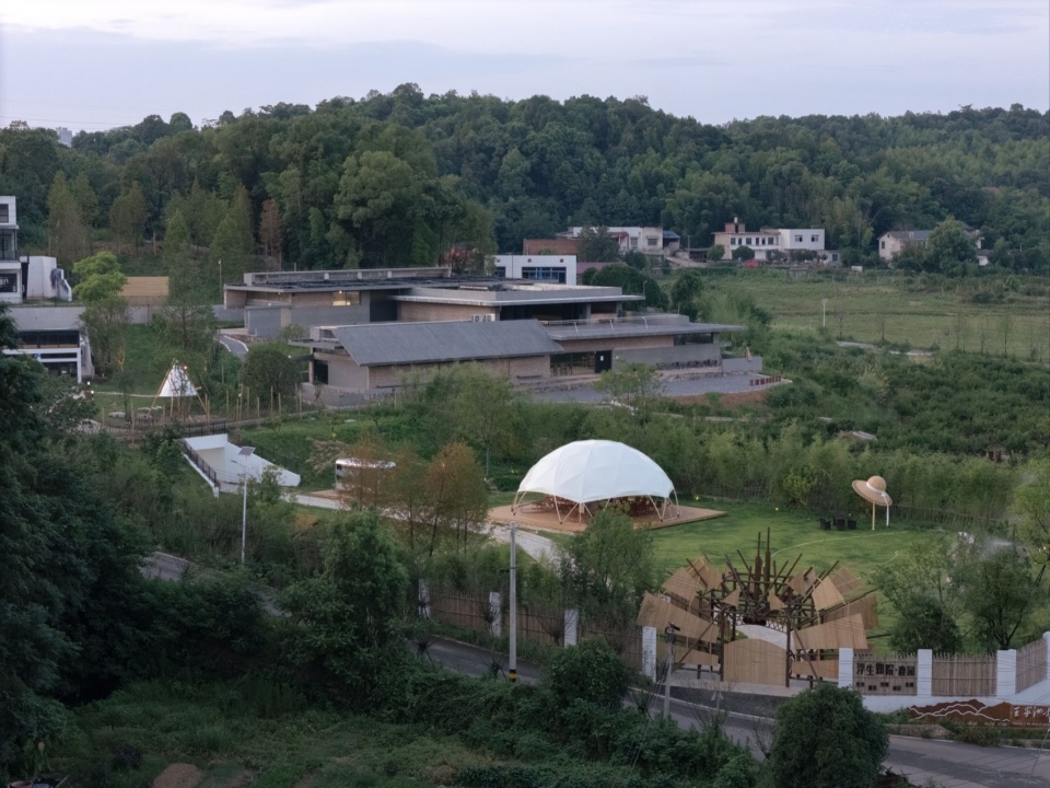 美术馆与村庄环境 / The museum and its village setting
