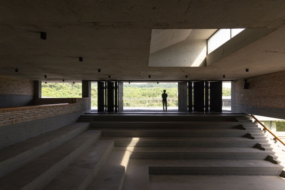 天光下的交流厅 / The gathering hall beneath the skylight
