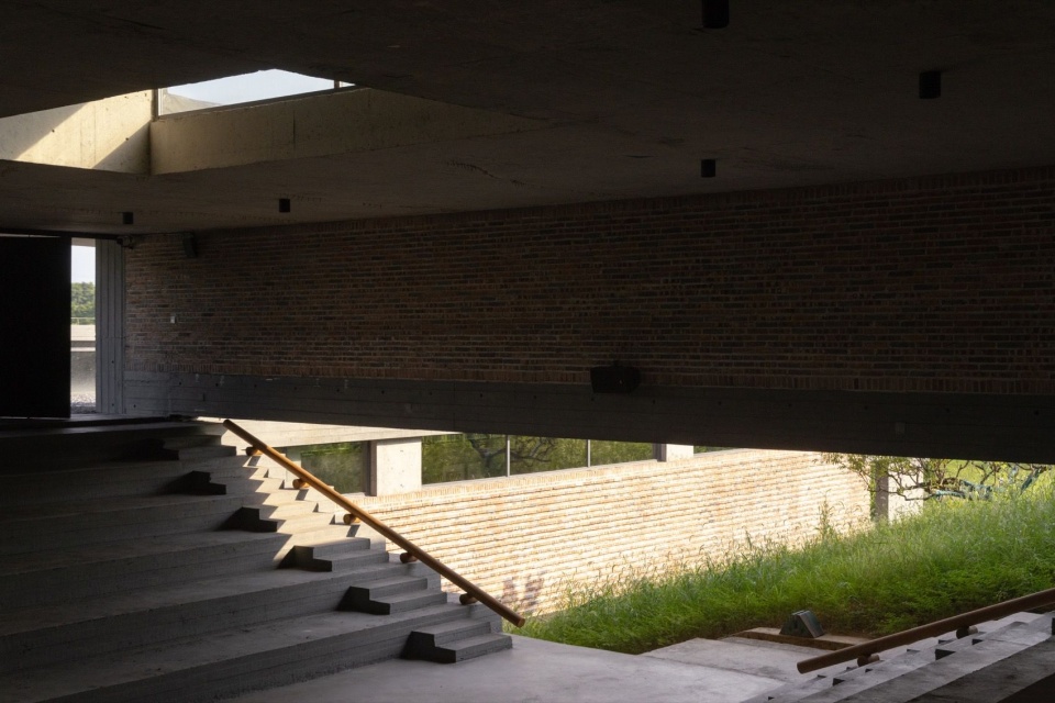 交流厅与坡地的联系 / The gathering hall opening to the hillside