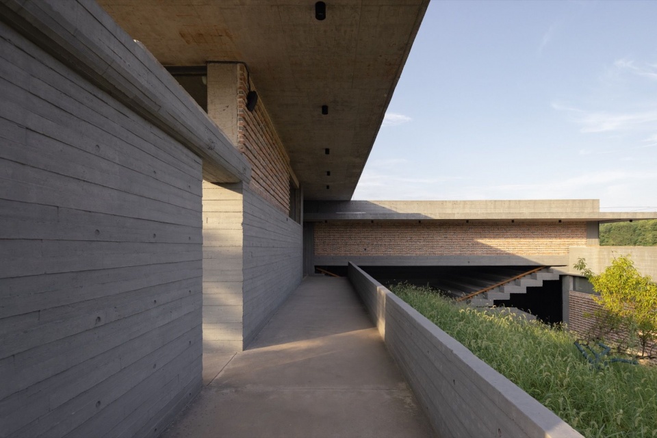 檐下廊道的光影 / Light and shadow beneath the eaves