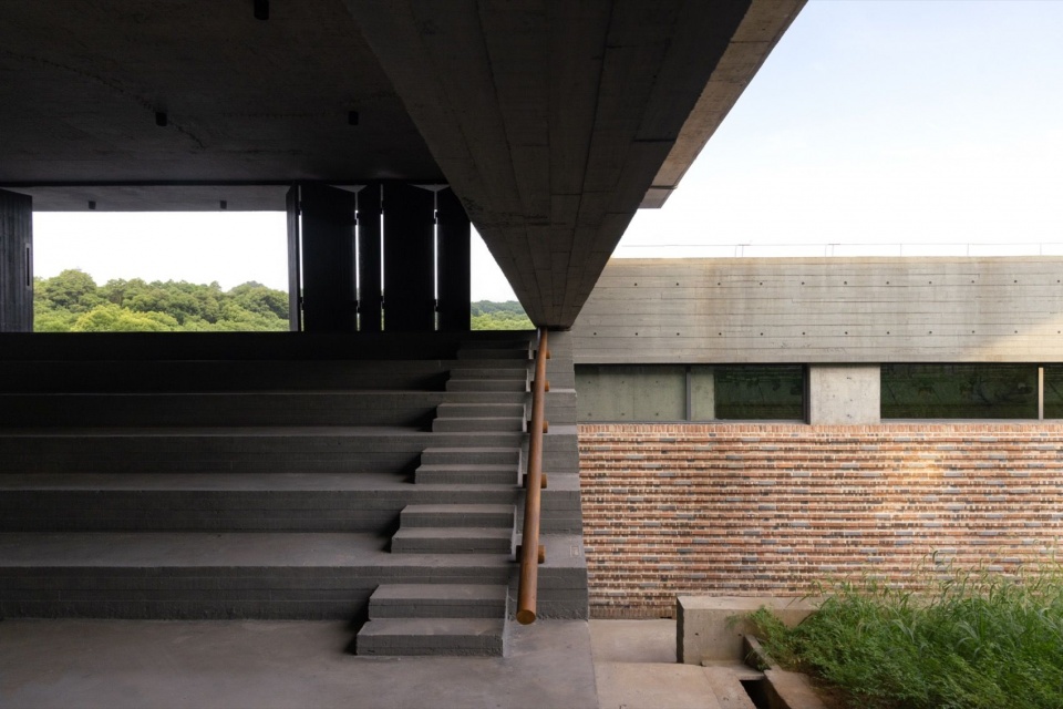 台阶串联的公共空间 / Public spaces connected by steps