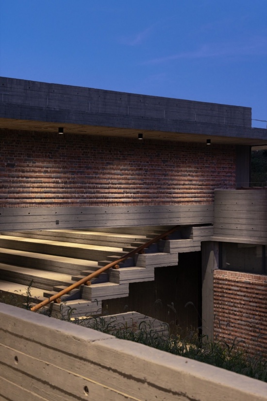夜幕下的室外台阶 / Outdoor steps at nightfall