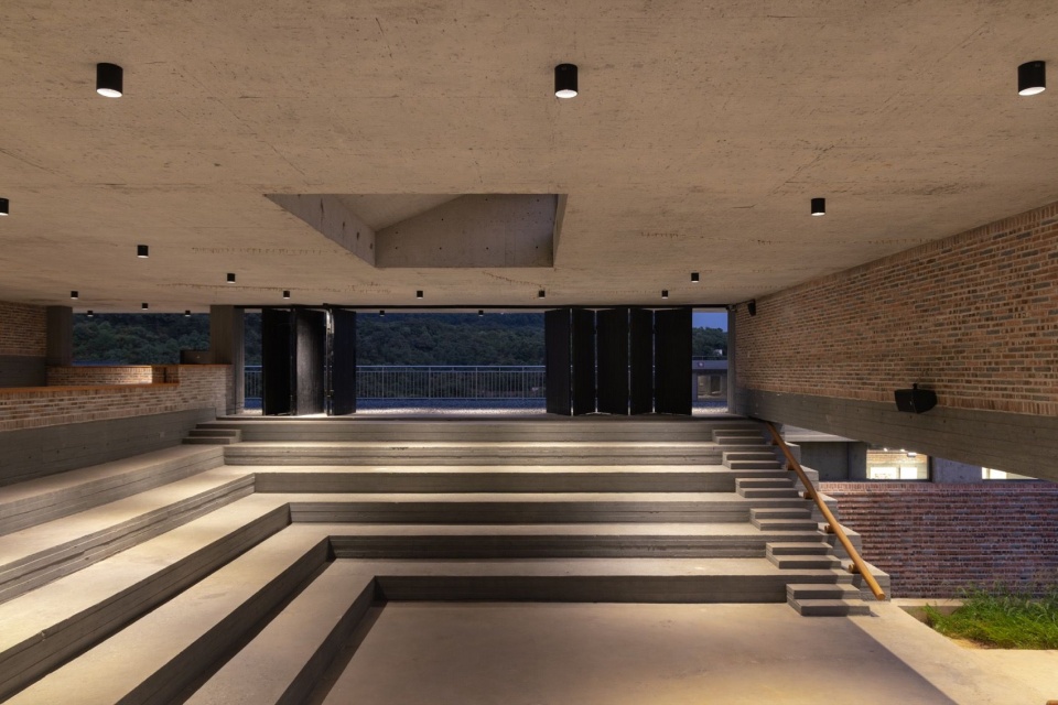 交流厅与顶部开口 / Gathering hall and roof opening