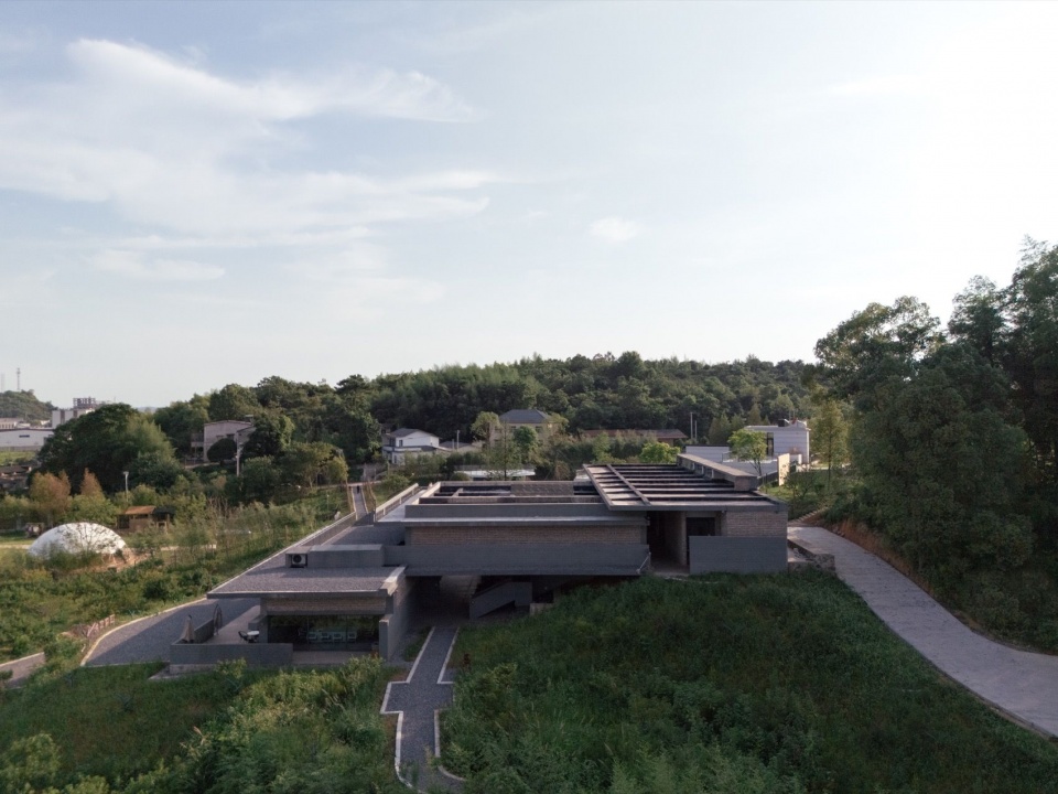 从山坡望向美术馆 / View of the museum from the hillside