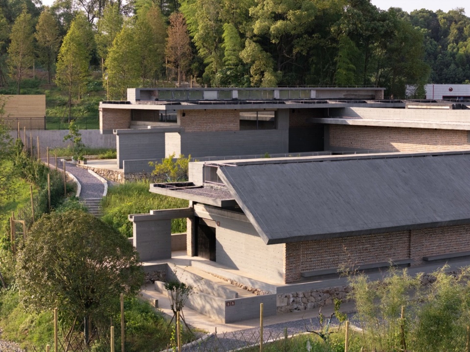 层叠的屋面与外廊 / Layered roofs and outdoor galleries