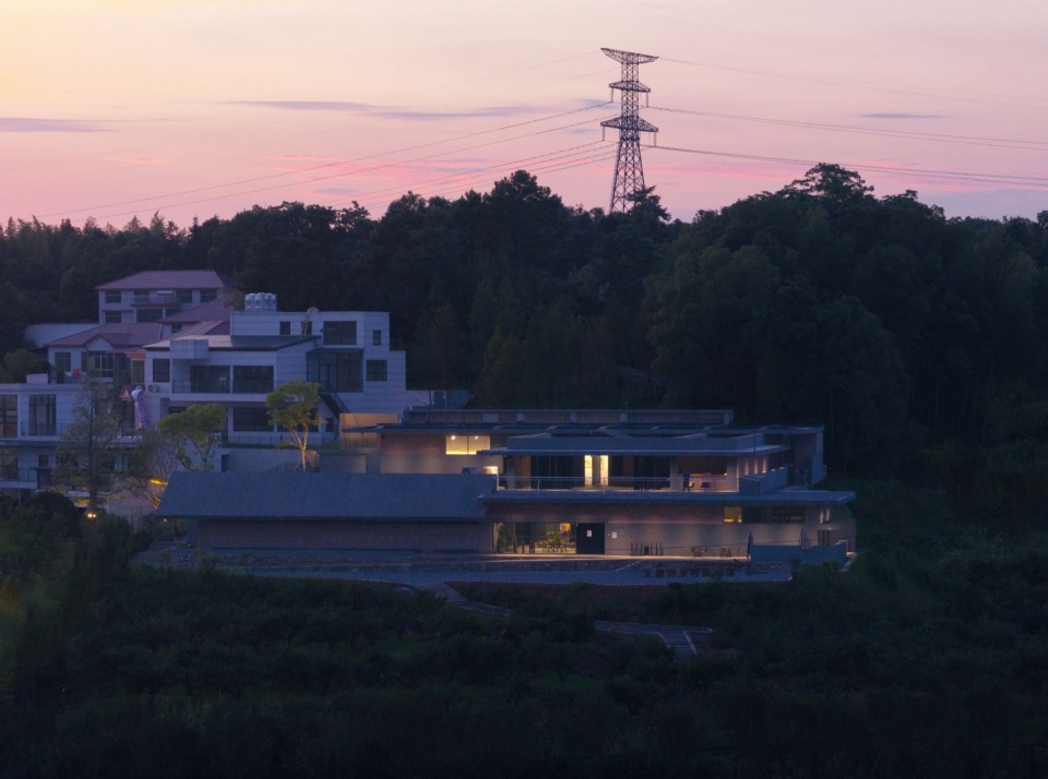 村庄中的美术馆夜景 / The museum in the village at night