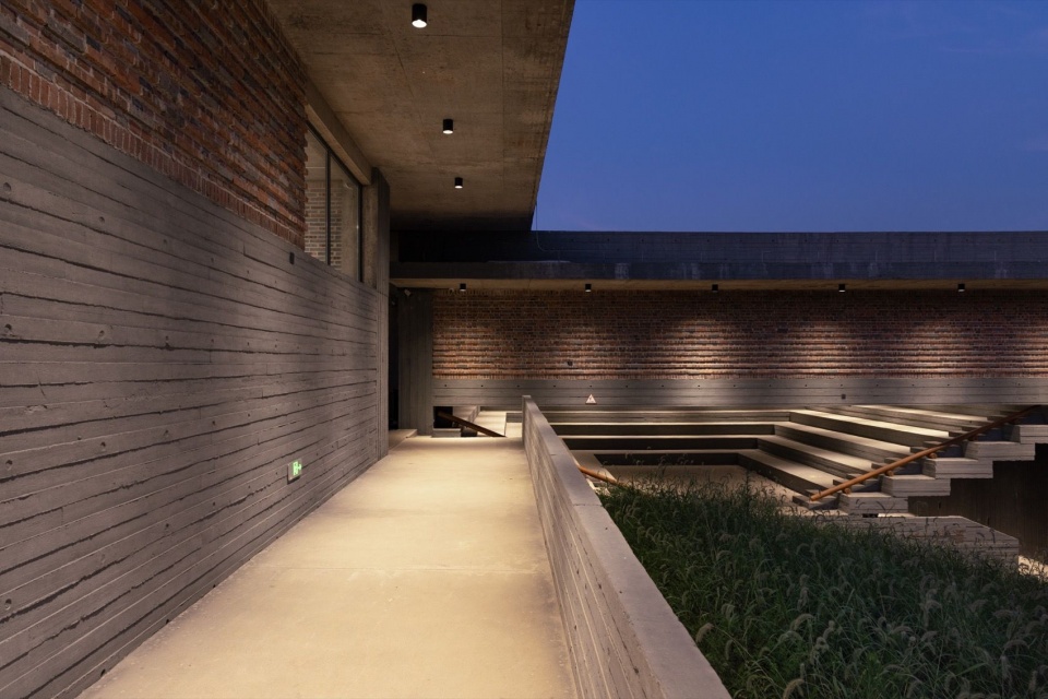 展厅(二)外侧走廊与敞开式多功能交流厅 / Corridor outside gallery II and the open multipurpose hall