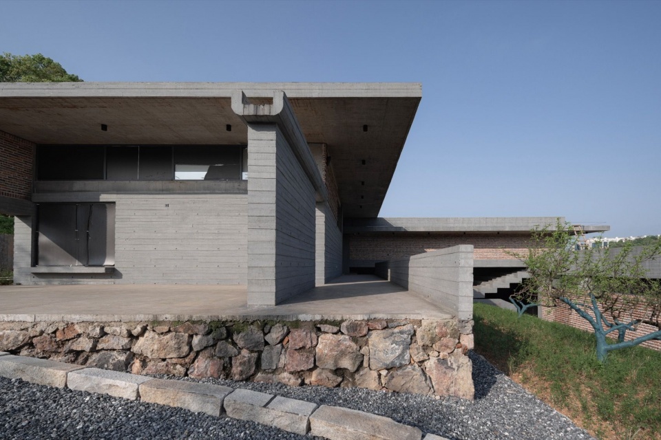 建筑与山体 / The building and hillside