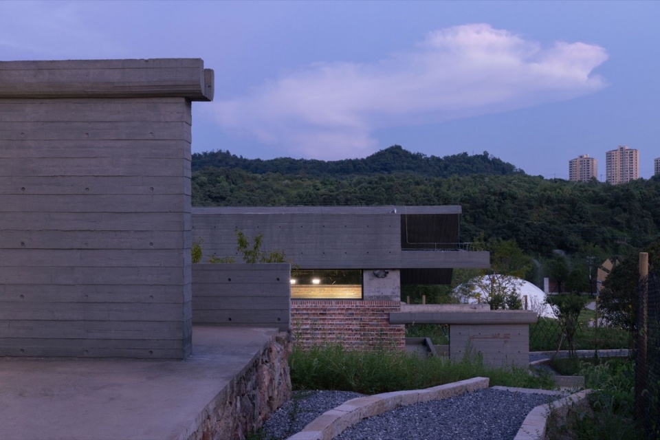 建筑与山体夜景 / The building and hillside at dusk