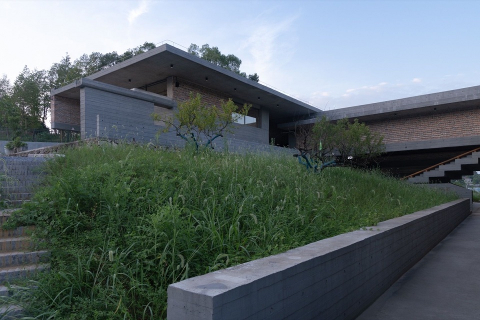 建筑在坡地里 / The building embedded in the slope