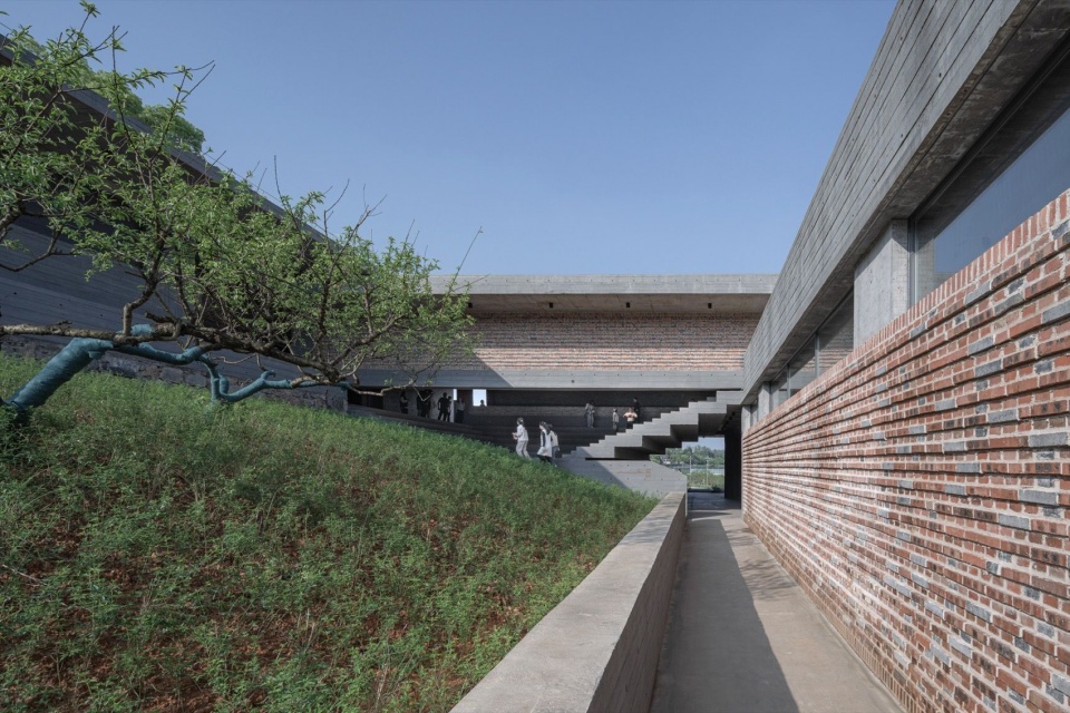 坡地与外廊 / Hillside and outdoor gallery