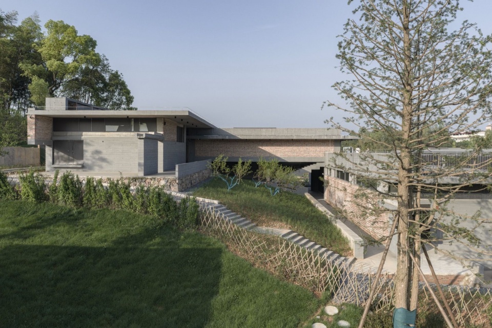 建筑西立面 / West elevation