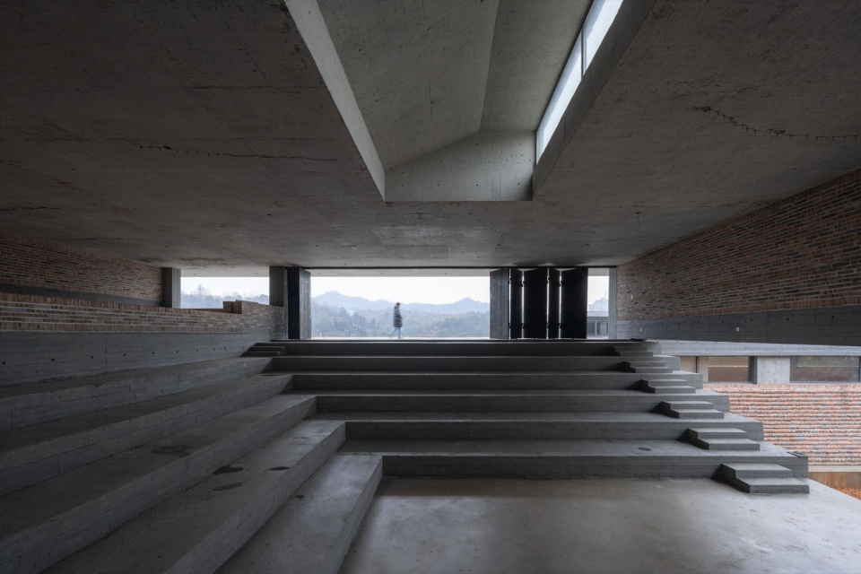 敞开式多功能交流厅 / Open multipurpose gathering hall