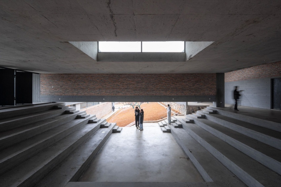 敞开式多功能交流厅与衔接空间 / Open multipurpose hall and connecting spaces