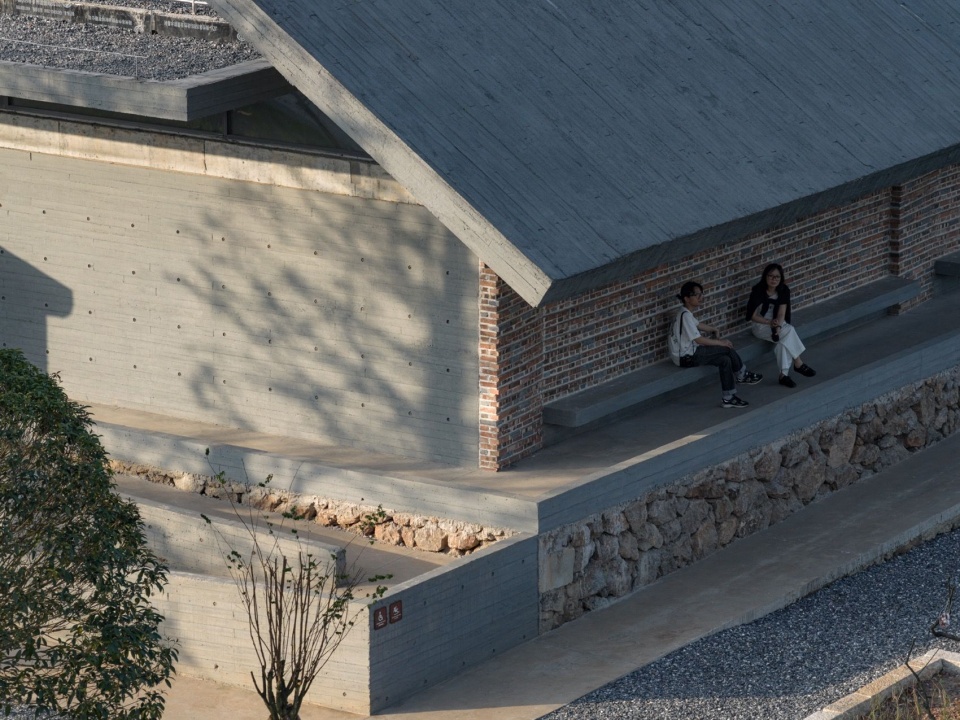 檐下敞开式外廊与台阶 / Open gallery and steps beneath the eaves