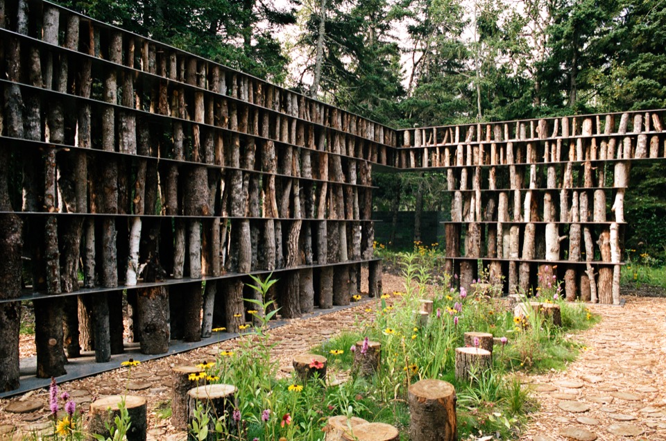 内部转角与端纹圆木地面 / Inner corner and end-grain log floor
