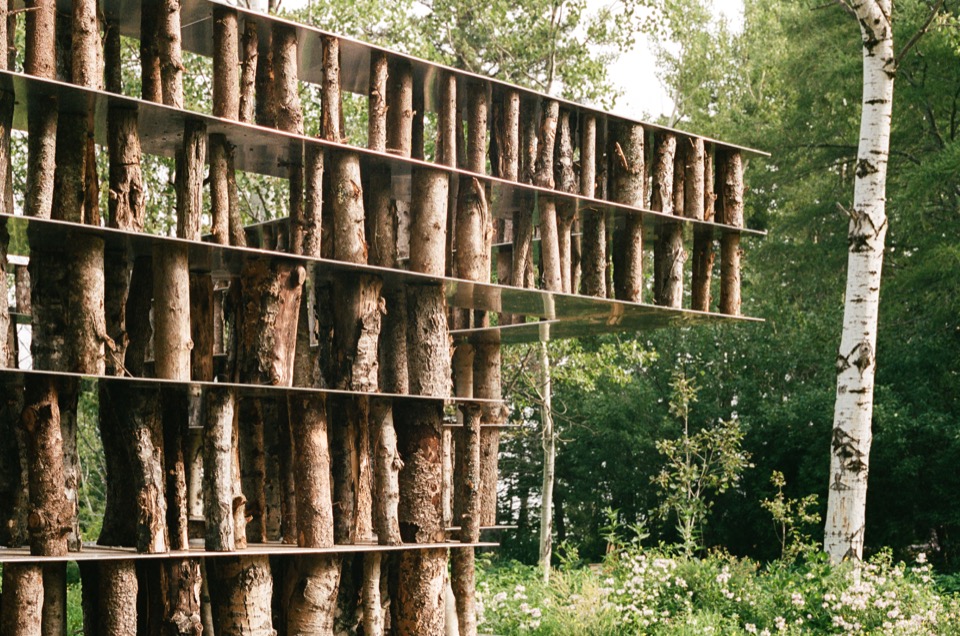 圆木墙、铝板与白桦细部 / Detail of log wall, aluminum plates and birch