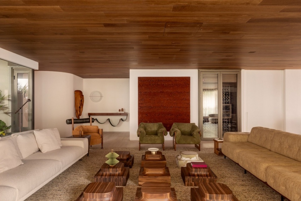 望向入口的客厅 / Living room looking towards the entrance
