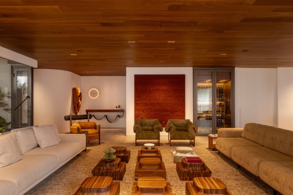 灯光下的客厅 / Living room with lighting on