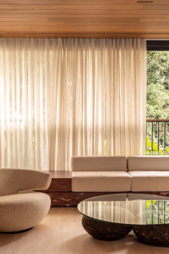 窗边的沙发与茶几 / Sofa and coffee table by the window