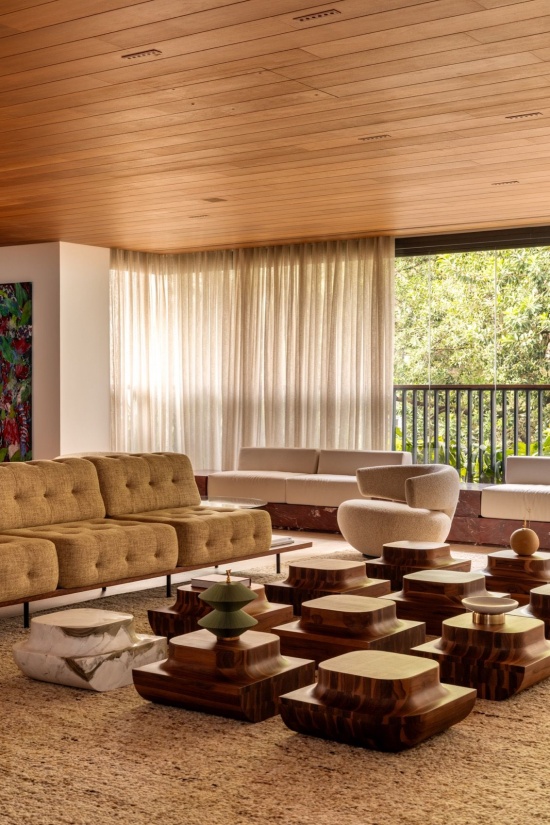 沙发与窗外树木 / Sofa and trees outside the window