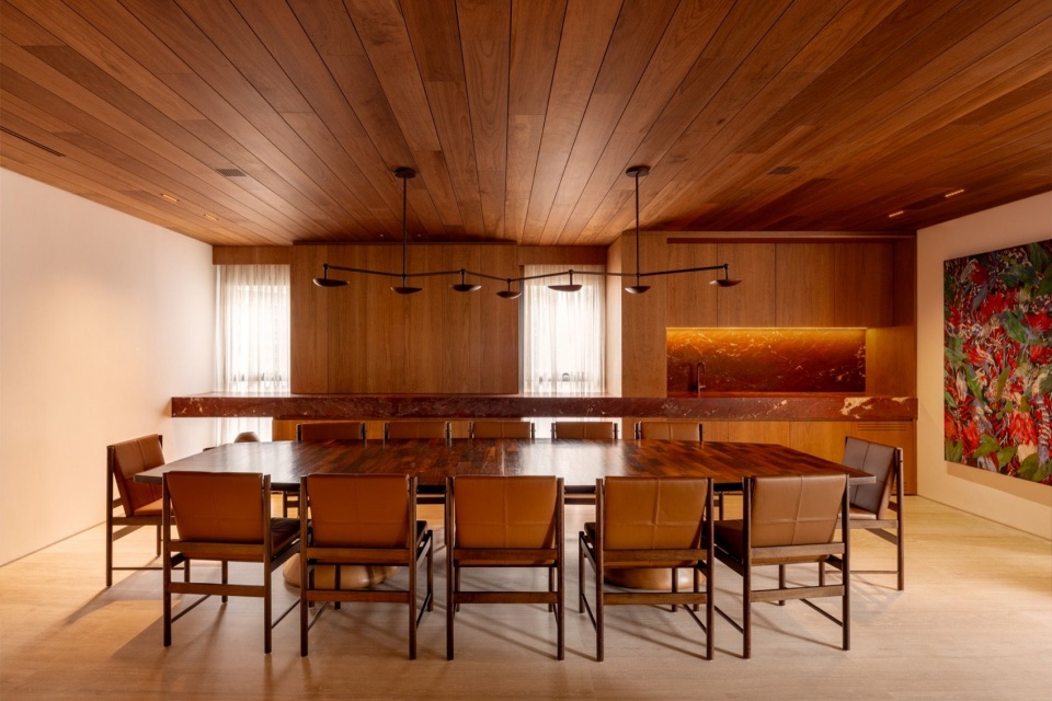 灯光下的餐厅 / Dining room with lighting on