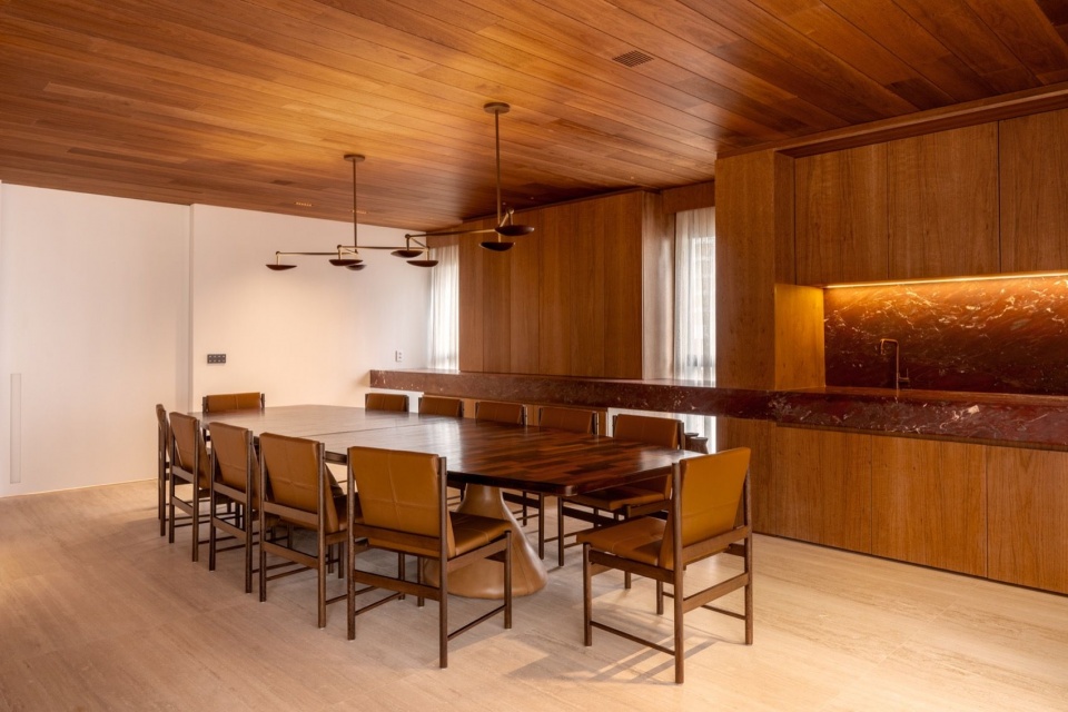 餐厅的灯光氛围 / Lighting atmosphere in the dining room