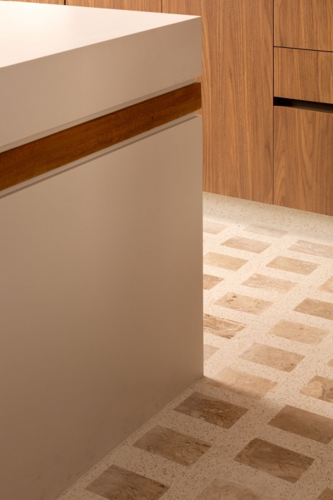 厨房地面与木柜 / Kitchen flooring and timber cabinetry