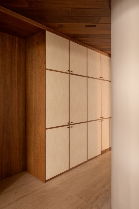 书柜中隐藏的走廊入口 / Corridor entrance concealed in the bookcase