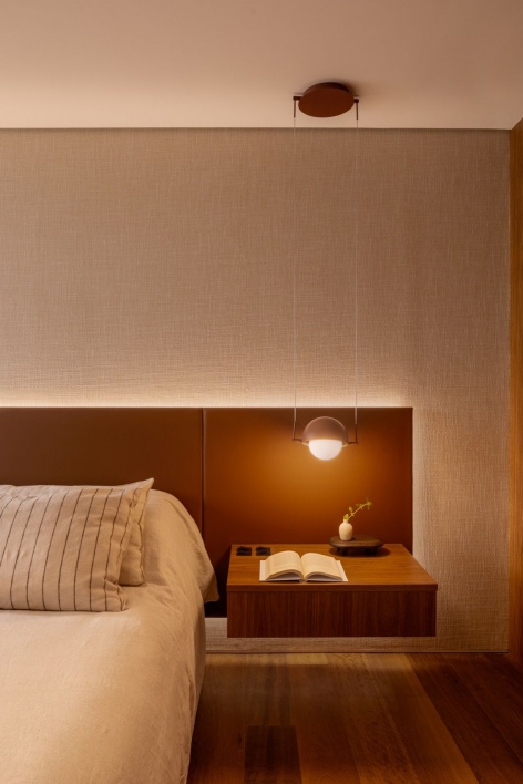 床头板灯带开启时 / Headboard lighting switched on