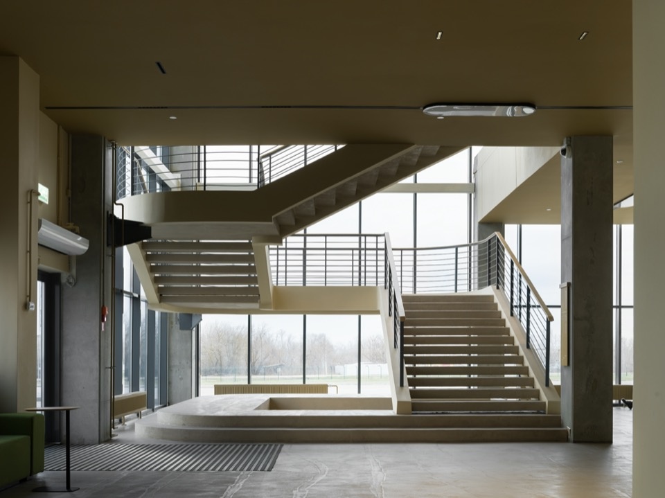 入口通高空间 / Double-height entrance