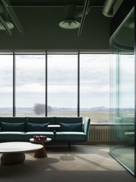 窗边休息区 / Lounge by the windows