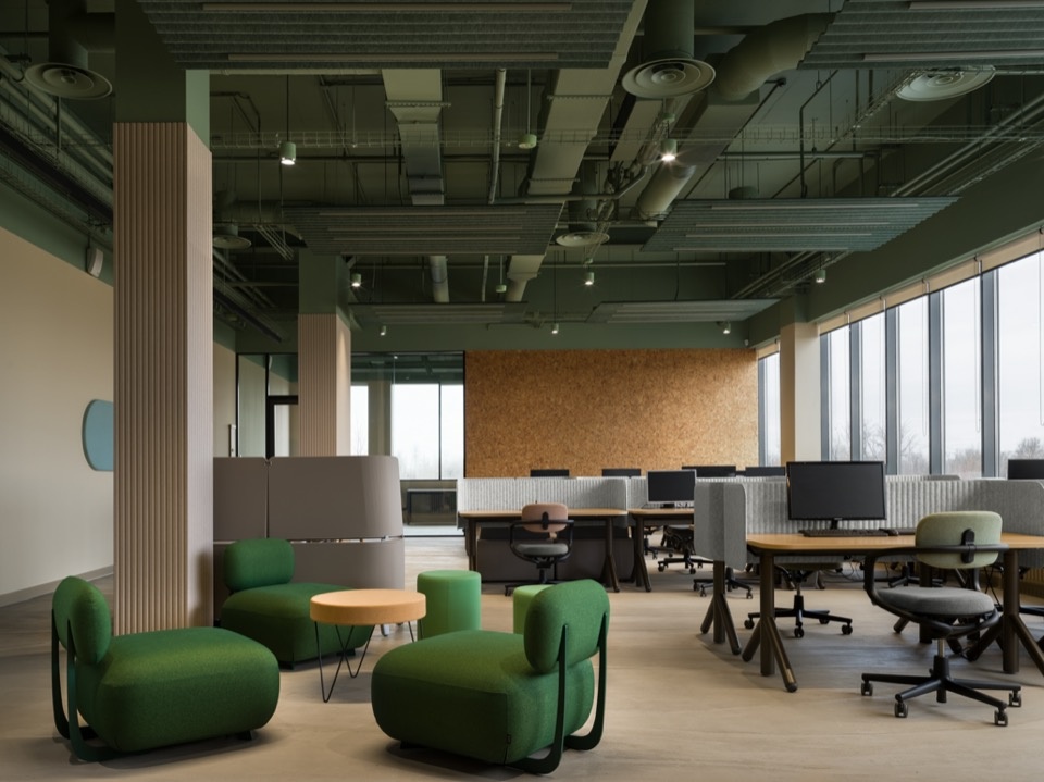 开放办公区 / Open-plan workplace