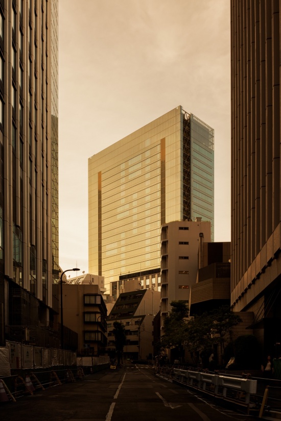 幕墙金色反光 / Golden reflection on the curtain wall