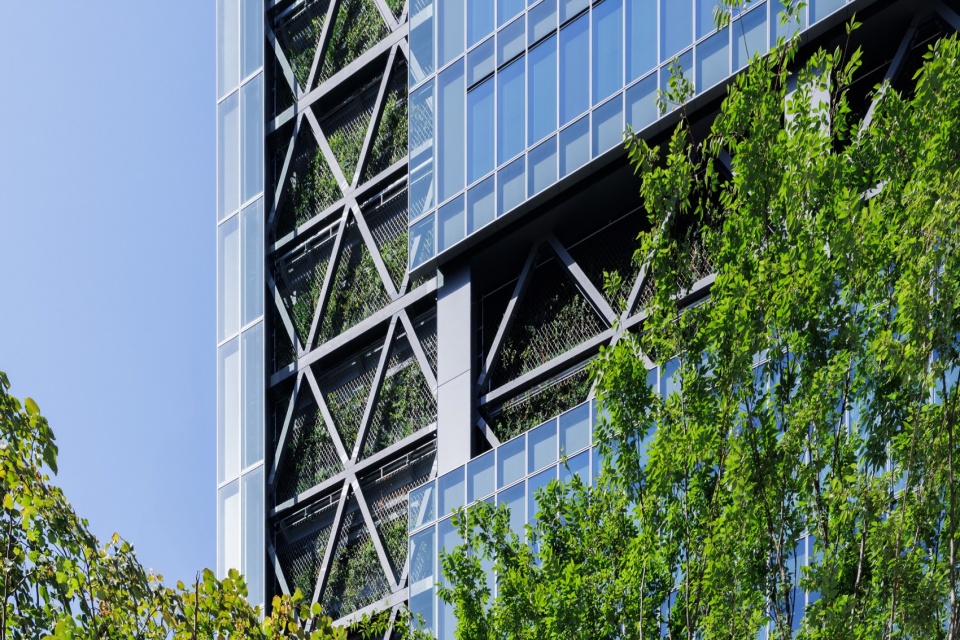 三角形超细支撑与墙面绿化 / Ultra-slender triangular braces with vertical greenery