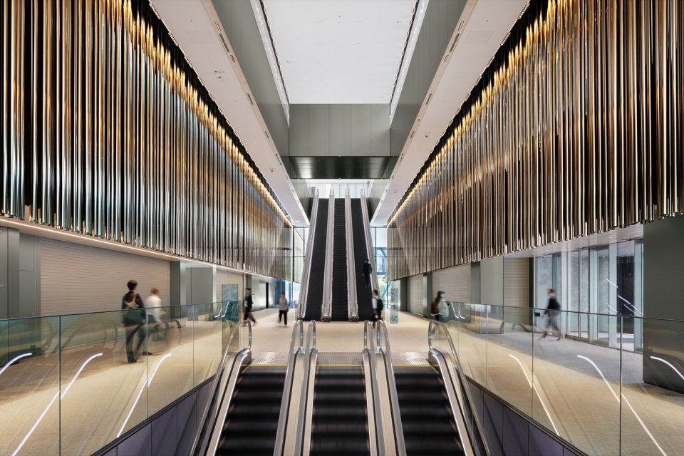 自动扶梯与铝管屏风 / Escalators and the aluminum pipe screen