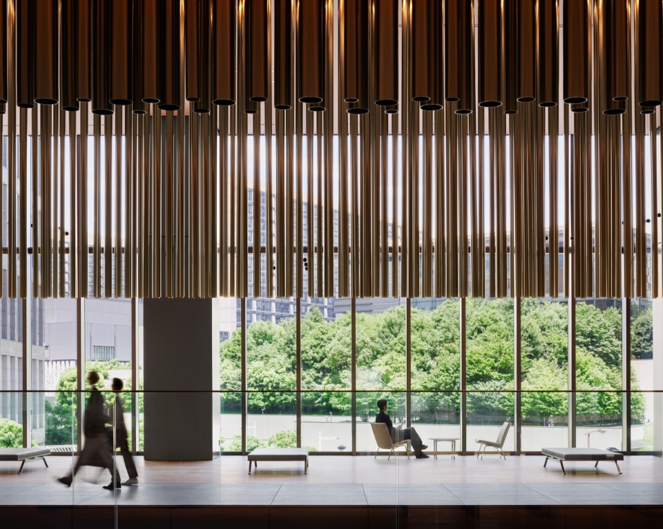 铝管屏风与室外绿意 / The aluminum pipe screen with greenery beyond