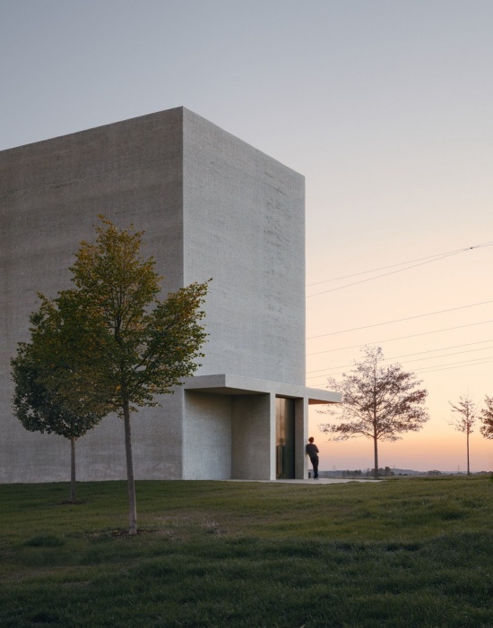 日落时分的正立面 / Front façade during sunset