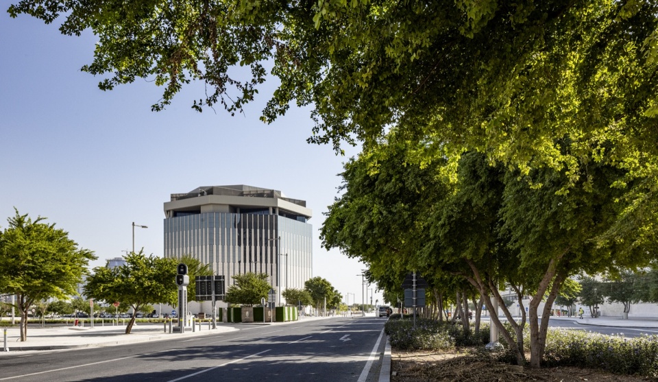 街道视角上的阿尔拉扬银行 / Street-level view of AlRayan Bank