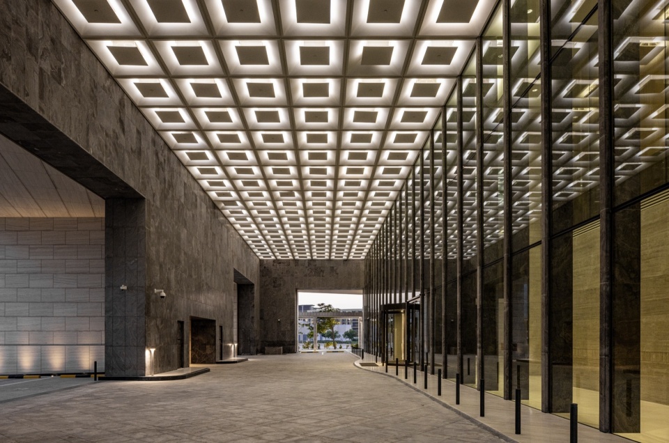 落客区入口与华夫格吊顶 / Drop-off entrance and waffle ceiling