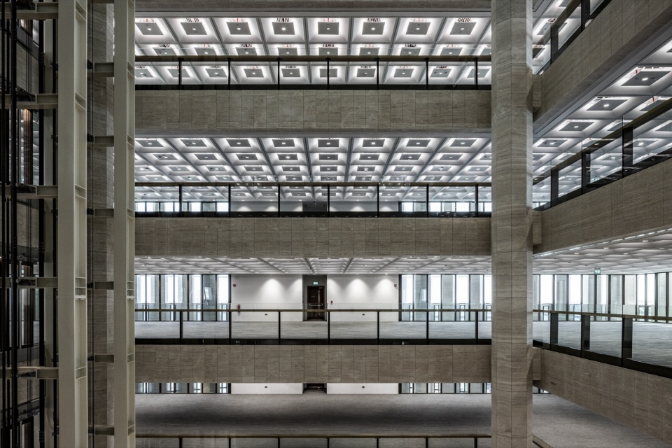 内中庭与各层办公空间 / Inner atrium and office floors