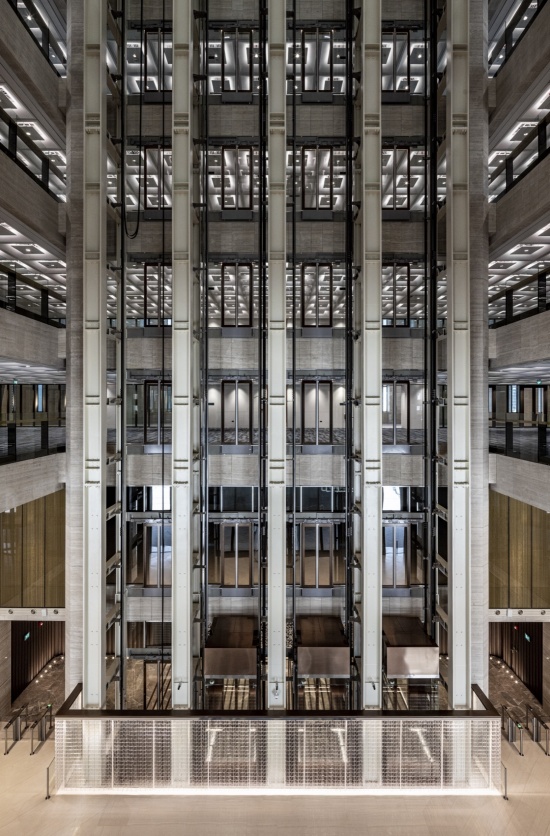 沿内中庭设置的主客梯 / Main passenger elevators alongside the inner atrium