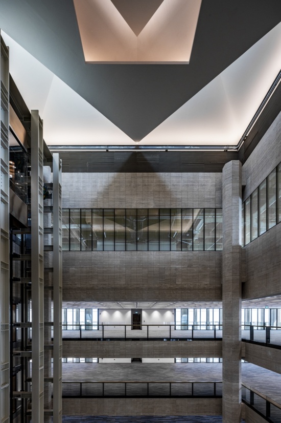 内中庭顶部天窗 / Skylight above the inner atrium